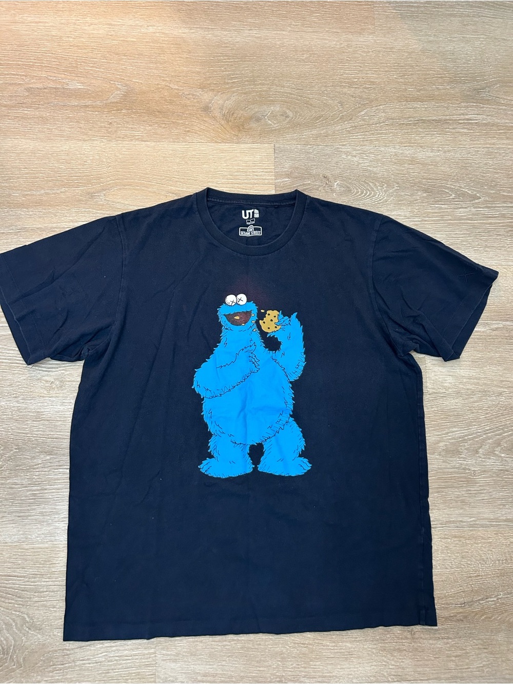 KAWS x UNIQLO Sesame Street Cookie Monster Shirt Men’s L Navy Blue Urban Art